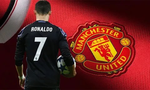 Ronaldo nổi loạn: Real Madrid chỉ đáng... xách dép cho MU!