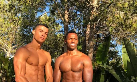Cristiano Ronaldo khoe cơ bắp bên bạn thân