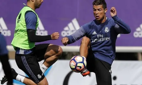 Ronaldo suýt 'no đòn' trong buổi tập của Real