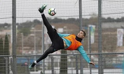 Ronaldo tái hiện cú đá thần sầu trên sân tập Real Madrid