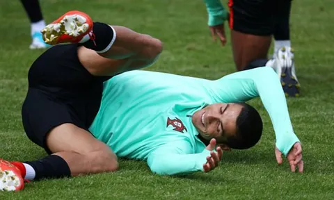 Ronaldo té lăn lộn trong buổi tập của Bồ Đào Nha