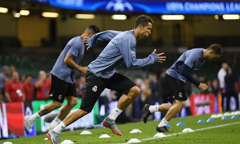 Ronaldo thu hút mọi ánh nhìn trên sân Thiên niên kỷ