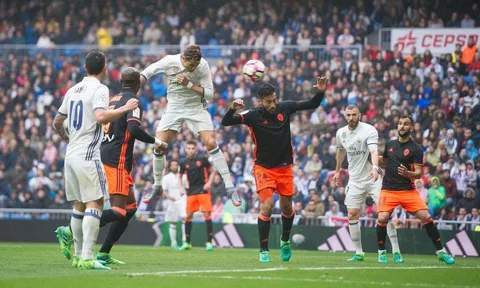 Ronaldo trở thành vua đánh đầu ở châu Âu