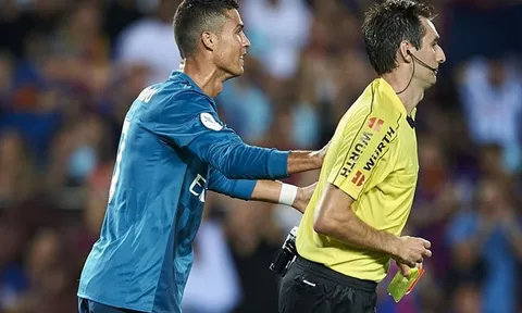 Tai hoạ lơ lửng trên đầu Zidane vì bênh vực Ronaldo