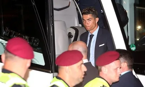 Ronaldo và đồng đội lộ vẻ mệt mỏi khi hành quân đến Kiev trong đêm