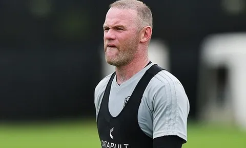 Rooney áp lực thấy rõ trong buổi tập đầu với đội bóng mới