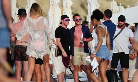 Rooney dắt vợ đi biển, nhấm nháp ngụm bia với cựu sao Quỷ đỏ