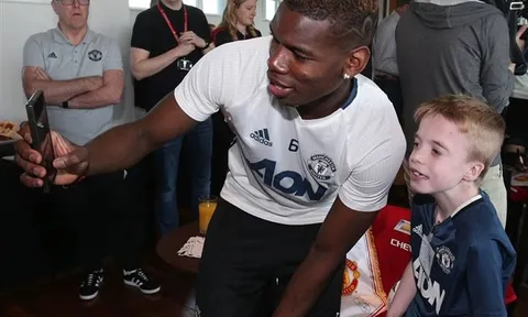 Rooney già nua, Pogba lại đổi tóc khi đi gặp fan
