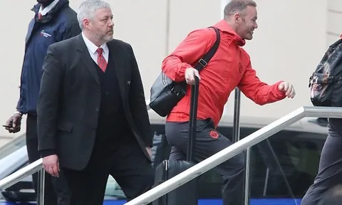 Rooney hớn hở có mặt tại khách sạn Lowry