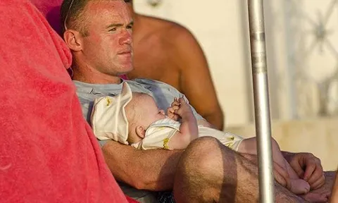 Rooney nhập vai "ông bố đảm đang" ở biển Barbados