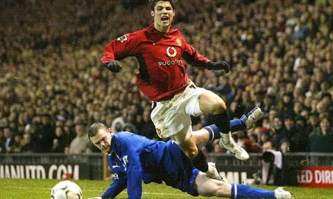 Rooney từng khiến Ronaldo ngã sấp mặt như thế này