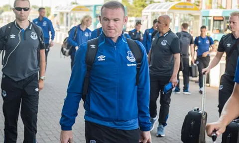Rooney và dàn sao Everton mệt mỏi di chuyển tới Hà Lan