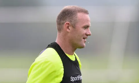 Rooney vã mồ hôi trên sân tập của Everton