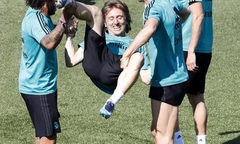 Luka Modric -  'Thánh nhọ' mang tiếng cười cho tập thể