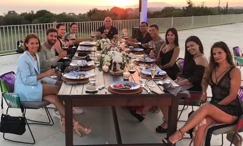 Ronaldo gây sốc với khoản tiền "boa" cho resort ở Hy Lạp