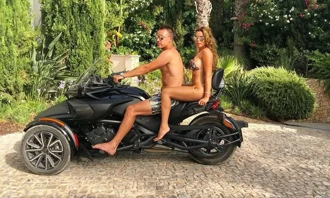 Sốc với cảnh vợ chồng Terry chạy moto trong tư thế... cởi đồ