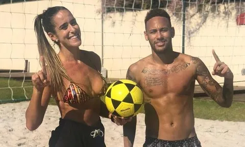 Hậu World Cup, Neymar thách đố mỹ nữ đá bóng