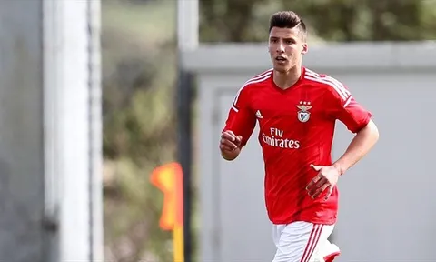 Tăng cường hàng thủ, Man United và Arsenal cùng tranh mục tiêu 45 triệu euro