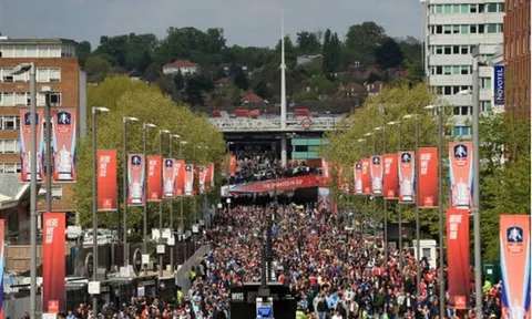 Rừng người ồ ạt đổ về Wembley chờ đại chiến giữa Arsenal và Man City