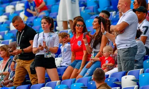 Dàn WAGs tuyển Anh khoe sắc trên khán đài trận Panama