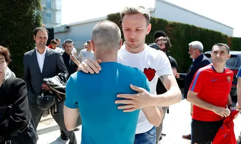 Tất cả trao cho Andres Iniesta cái ôm tạm biệt