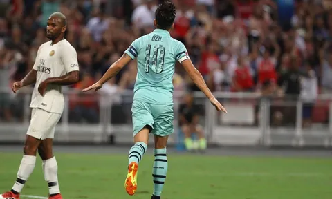 HLV Emery chỉ ra vị trí mới của Ozil