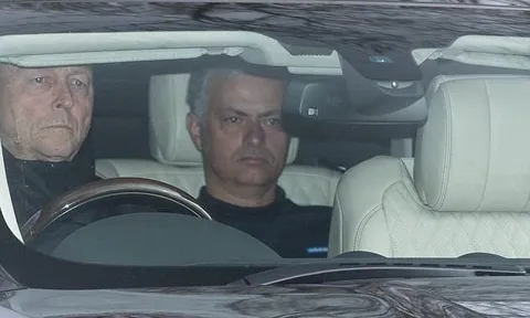 Mourinho mặt lạnh, Lukaku cười tươi trên đường đến sân tập Man Utd