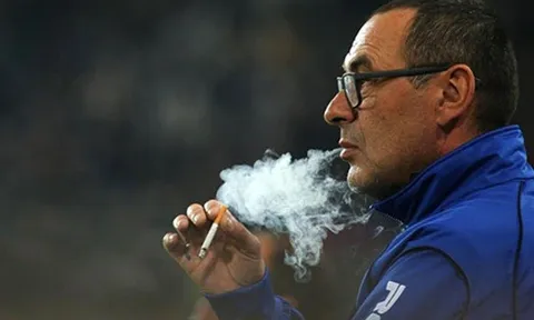 HLV Sarri được Chelsea sắp xếp riêng khu vực hút thuốc