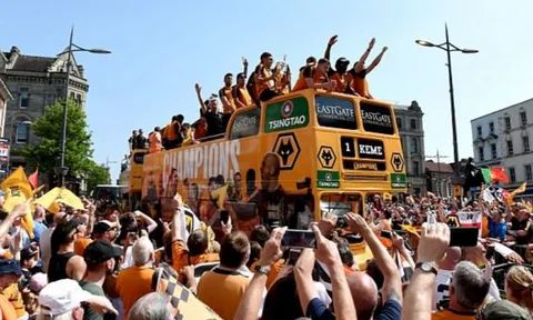 Sắc cam nhuộm cả đường phố trong ngày vui của Wolves