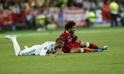 Salah rời sân trong nước mắt, Ramos bị CĐV chỉ trích nặng nề