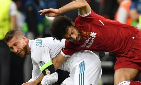 Salah suýt nổi cáu vì bị CĐV chạm vào vai