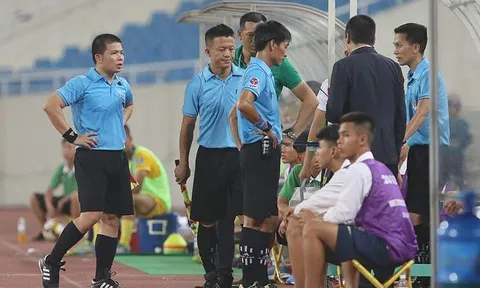 Hy hữu: Hà Nội nóng kỷ lục, trọng tài V-League bỏ dở trận đấu