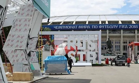 Sân Luzhniki bề bộn trước ngày khai mạc World Cup