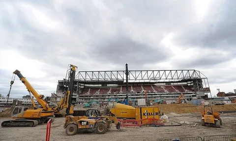 Sân Upton Park hơn 100 năm tuổi tan hoang thảm thương