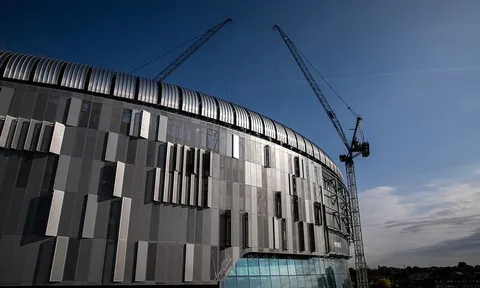 Sân White Hart Lane mới dát kính sang chảnh