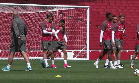 NÓNG: Sanchez hôn logo Arsenal, chốt xong tương lai?