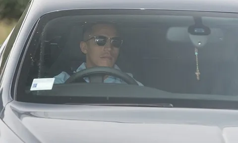 Sanchez cực ngầu trên đường đến sân tập Man United
