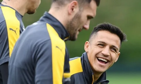 Sanchez cười thả ga trước trận đấu bù với Sunderland