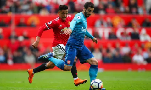 Sanchez thở 'hổn hển', đuổi theo Mkhitaryan khi vô tình gặp gỡ