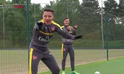 Sanchez và Ozil 'tám' bất chấp trên sân tập của Arsenal