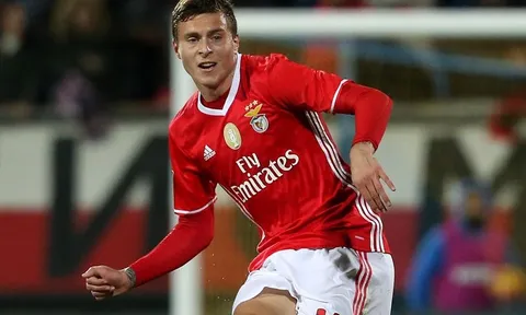 Sang M.U, Lindelof vẫn khiến CĐV Benfica ấm lòng