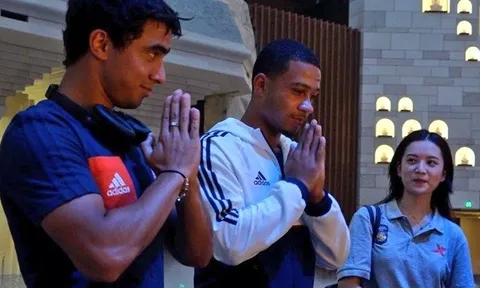 Sang Trung Quốc, Depay và Rafael lên chùa cầu an