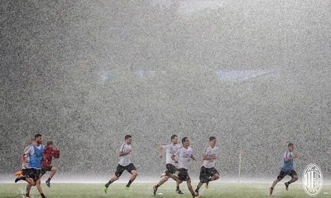 Sao AC Milan đội mưa luyện tập, sếp lớn hài lòng
