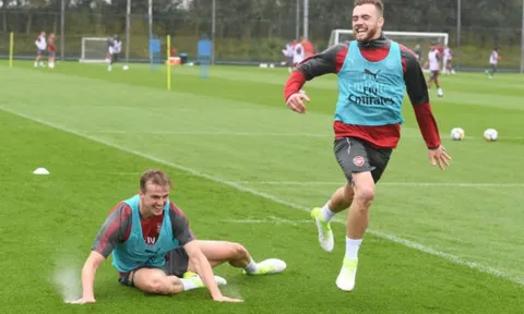 Sao Arsenal đầy phấn khích khi đồng đội té sấp mặt trên sân