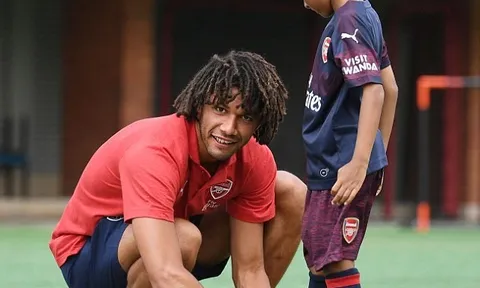 Sao Arsenal ghi điểm ở Singapore khi hành động dễ thương với fan nhí