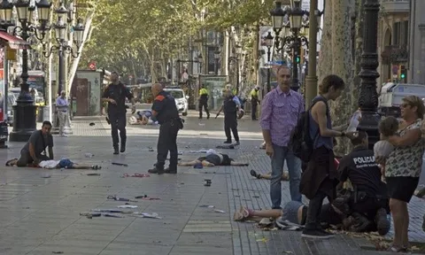 Sao Barcelona xông xáo trợ giúp nạn nhân sau vụ khủng bố tại phố đi bộ