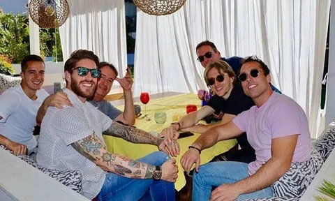 Sao Real hớn hở đi tắm nắng, không quên 'đá xéo' Barcelona