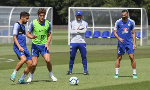 Sắp bay ghế, Conte vẫn miệt mài tập luyện cho Chelsea