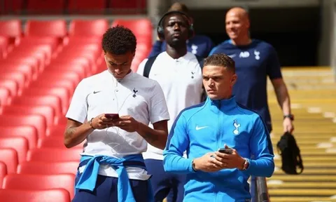 Sắp đấu Juventus, Dele Alli vẫn cắm cúi vào màn hình điện thoại