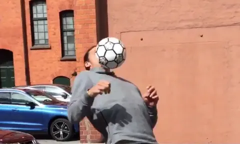 Sau 4 tháng, Ibrahimovic lần đầu chơi bóng trở lại